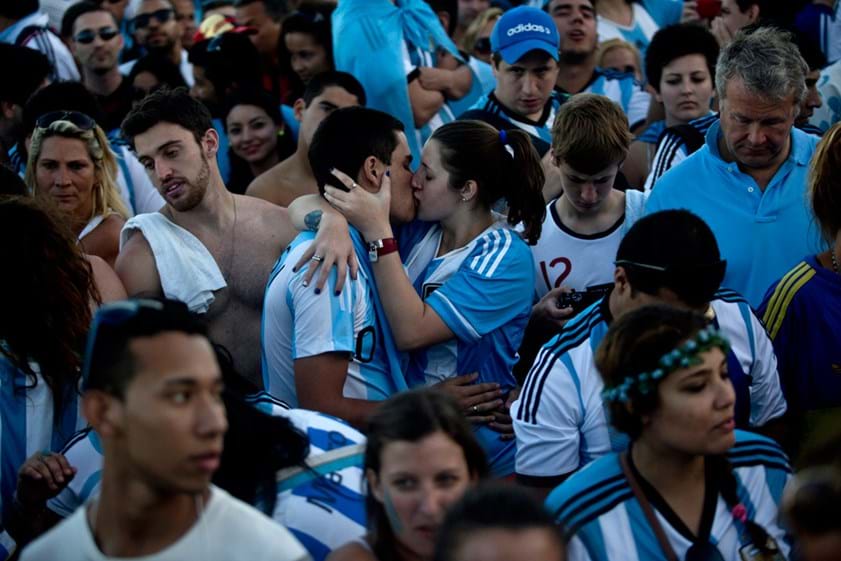 Adeptos da Argentina na praia de Copacabana, no Rio de Janeiro, durante a final do Mundial de Futebol que decorreu no Brasil, a 13 de Julho. A Alemanha saiu vitoriosa.
