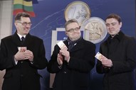 Primeiro-ministro da Lituânia, Algirdas Butkevicius, governador do banco central, Vitas Vasiliauskas e primeiro-ministro da Estónia, Taavi Roivas (da esquerda para a direita na foto)