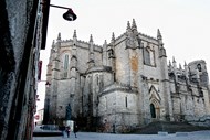 Sé Catedral: A Sé Catedral da Guarda é um dos principais monumentos da cidade. Começou a ser construída em 1390, mas apenas foi terminada no reinado de D. Manuel, início do século XVI. Ao lado está a estátua de D. Sancho I, o 'Povoador', o rei que concedeu a carta de foral à Guarda, constituindo-a como cidade em 1199.  