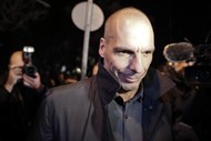 30 de Janeiro – Uma das primeiras declarações do ministro das Finanças Varoufakis

“Não queremos os sete mil milhões de euros da troika. Queremos sentar-nos e repensar todo o programa. A nossa tarefa não é conseguir a próxima tranche, mas sim 'reestruturar a dívida e que a economia tenha o dinheiro necessário'.
