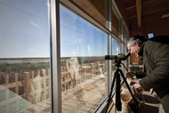 O Espaço de Visitação e Observação de Aves (EVOA) é o projecto mais recente da Companhia das Lezírias. Este centro de interpretação da biodiversidade da reserva natural do Estuário do Tejo abriu ao público em 2013 e tem dois biólogos a tempo inteiro. São eles que organizam as visitas para famílias e escolas. Os visitantes podem fazer passeios que terminam em observatórios de aves. Nos períodos de passagem migratória chegam a pousar neste local mais de 120 mil aves.