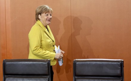 Grécia: Merkel insiste que programa financeiro exige compromisso com reformas