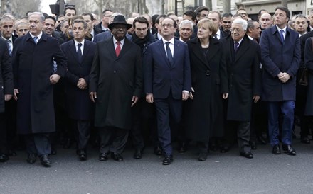 Líderes estrangeiros estiveram 20 minutos na marcha silenciosa em Paris