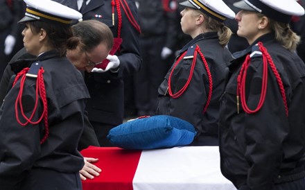 Hollande: 'Se a França se mantém hoje de pé foi porque estes polícias tombaram'