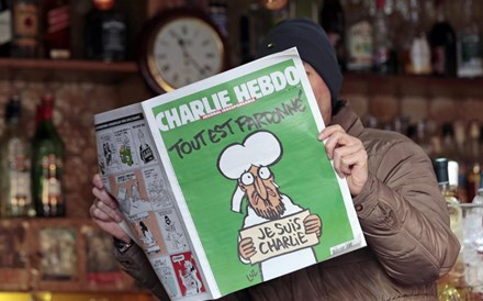 Charlie Hebdo republica caricaturas de Maomé antes do julgamento do atentado