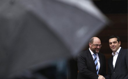 Schulz volta à carga e pede a Tsipras para 'se comportar de forma adequada'