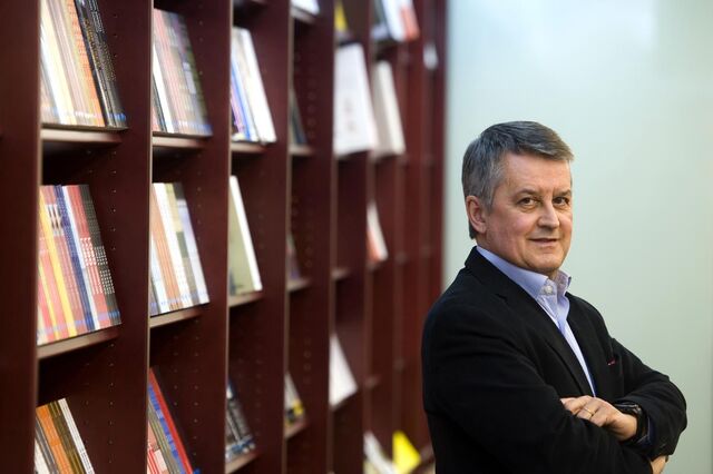 Porto Editora admite cobrar manuais digitais