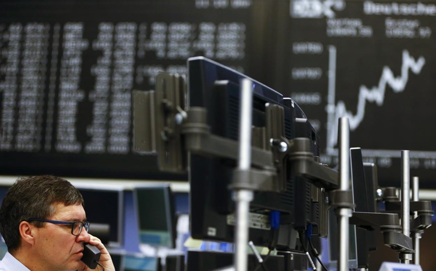Investidores reagem com alguma apreensão ao resultados das eleições na Grécia no início da sessão