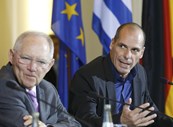 5 de Fevereiro – Varoufakis após encontro com o ministro das Finanças alemão

“Precisamos que os nossos amigos alemães nos ajudem a garantir que nunca mais teremos uma depressão [como a que antecedeu a subida de Hitler ao poder]. A Alemanha pode estar orgulhosa por ter erradicado o nazismo aqui, mas não na Grécia. O terceiro maior partido não é neo-nazi, é nazi.”
