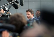 9 de Março – Dijsselbloem antes do início de uma reunião do Eurogrupo.

“Temos de parar de perder tempo, essa é a minha mensagem hoje. As negociações de verdade ainda não começaram”.
