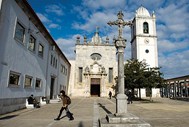 Sé: A Sé de Aveiro tem origem no Convento de São Domingos, que foi fundado em 1423. O edifício sofreu vários incêndios nos séculos seguintes, sendo que a actual fachada resulta de intervenções dos séculos XVI e XVII, que culminaram numa obra no século XVIII, do estilo barroco. A torre sineira da Sé de Aveiro é já uma obra do século XIX. 