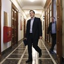 27 de Fevereiro – Tsipras após o Parlamento Alemão aprovar a extensão do programa de assistência financeira à Grécia

“A Europa reconheceu agora que a Grécia virou uma nova página (...) Vamos começar a trabalhar arduamente, de forma a mudar a Grécia, numa Europa em mudança. Chegou o momento de aplicar as reformas que o país precisa e que nenhum governo tentou fazer”
