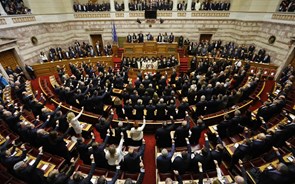 Parlamento grego reduz idade de voto para 17 anos