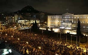 Na Grécia, milhares de pessoas saíram à rua para apoiar o Governo