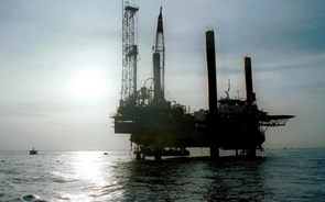 Petróleo a caminho de maior ganho semanal desde Agosto