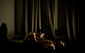 World Press Photo: Dinamarquês vence com fotografia de casal gay russo