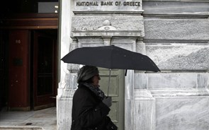 Juros gregos voltam a negociar acima dos 10% e bolsa cai quase 4%