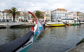 Aveiro: Quem vem e atravessa a Ria da 'Veneza' portuguesa