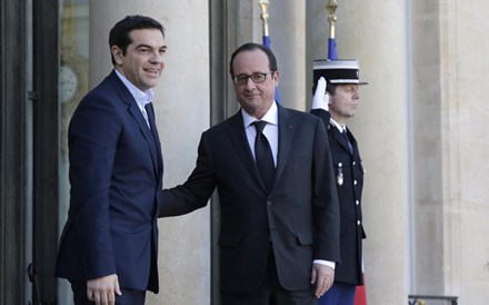 Tsipras fala com Merkel e Hollande para impulsionar negociações