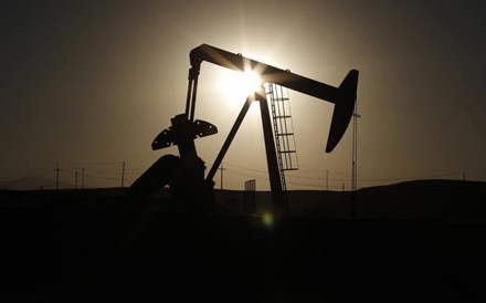 Arábia Saudita está a produzir petróleo a um ritmo próximo do recorde e leva preços a cair