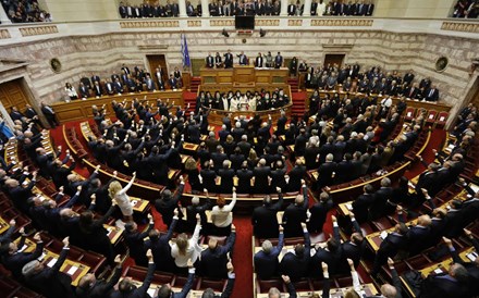 Parlamento grego reduz idade de voto para 17 anos