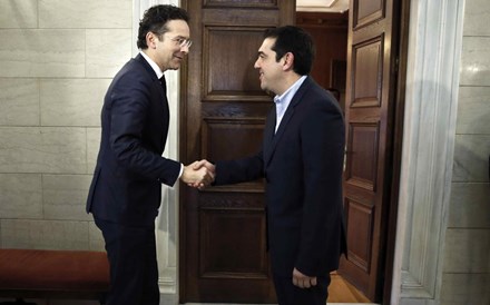 FT: Dijsselbloem telefonou a Tsipras para amenizar relações depois de Eurogrupo hostil