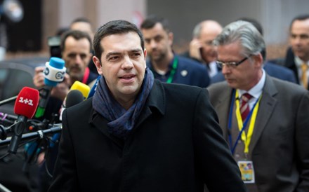 Tsipras quer reunir-se com Merkel, Hollande, Juncker e Draghi na Cimeira Europeia 