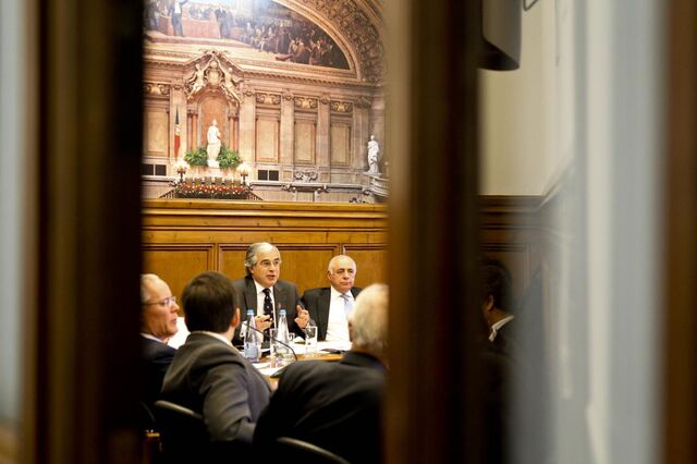 Aguiar-Branco: 'Não permitirei que esta seja a comissão dos SMS'
