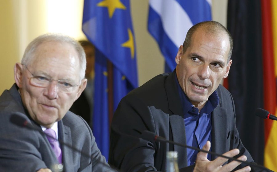 5 de Fevereiro – Varoufakis após encontro com o ministro das Finanças alemão

“Precisamos que os nossos amigos alemães nos ajudem a garantir que nunca mais teremos uma depressão [como a que antecedeu a subida de Hitler ao poder]. A Alemanha pode estar orgulhosa por ter erradicado o nazismo aqui, mas não na Grécia. O terceiro maior partido não é neo-nazi, é nazi.”
