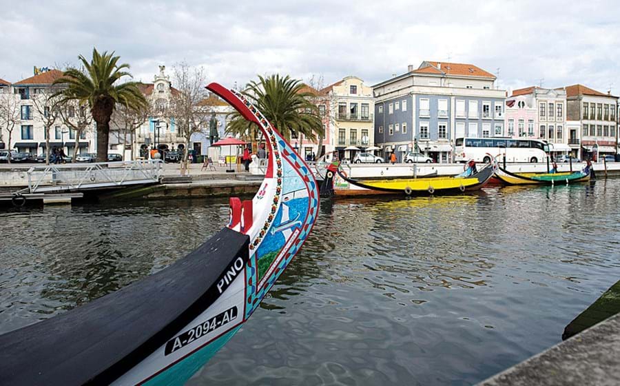 Ria de Aveiro: A Ria de Aveiro é um dos 'ex-libris' da cidade. Com uma extensão de 45 quilómetros de água, foi em torno dela que se ergueu a cidade. Com os seus barcos 'moliceiros', conduzidos por gondoleiros estilo 'veneziano', que cantam para os turistas, é atravessada por várias pontes.  