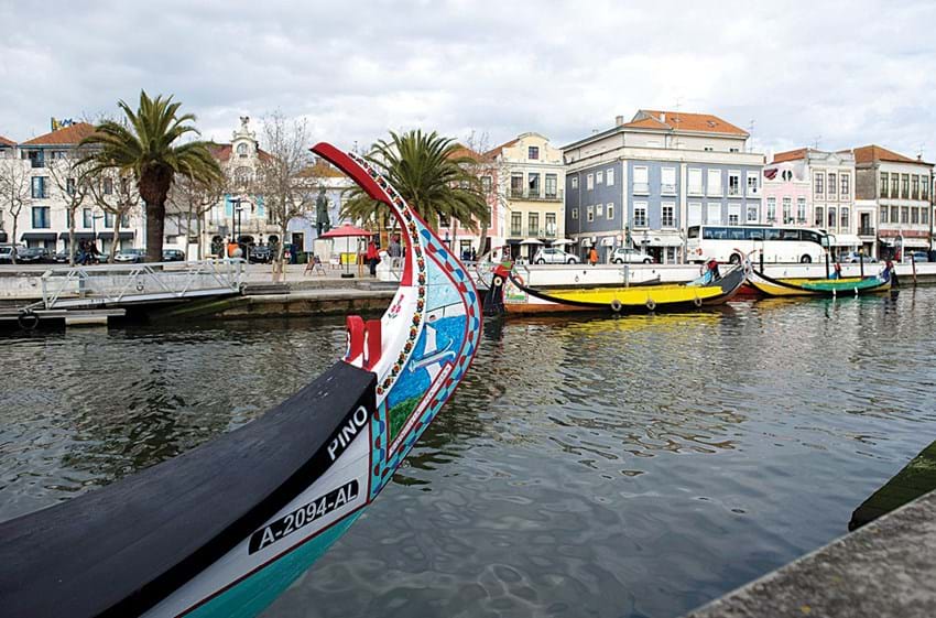 Ria de Aveiro: A Ria de Aveiro é um dos 'ex-libris' da cidade. Com uma extensão de 45 quilómetros de água, foi em torno dela que se ergueu a cidade. Com os seus barcos 'moliceiros', conduzidos por gondoleiros estilo 'veneziano', que cantam para os turistas, é atravessada por várias pontes.  