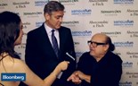 DeVito e Clooney oferecem conselhos de investimento