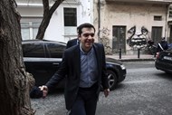 15 de Junho – Tsipras em entrevista a um jornal grego, onde anuncia que vai esperar “pacientemente” que os credores se tornem “realistas”.
“Só se podem encontrar motivos políticos na insistência dos credores em novos cortes nas pensões depois de cinco anos de saques, sob o memorando”
