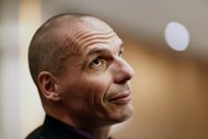 14 de Maio – Varoufakis diz que dívida grega “não é sustentável” e reconhece dificuldades em pagar ao BCE

“Como é que isto podia ser feito? Através de um 'swap'. A ideia de um 'swap' entre o governo grego e o BCE enche de medo a alma do senhor Draghi. Porque, como sabem, o senhor Draghi está numa grande luta com o Bundesbank, que está a lutar contra o 'quantitative easing'. O senhor Weidmann [governador do banco central alemão] é um dos maiores opositores”
