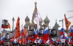 Milhares de russos marcham em Moscovo para homenagear Boris Nemtsov