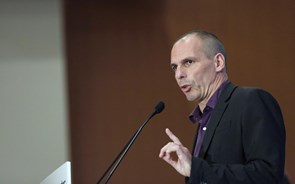 Varoufakis atacado por grupo de anarquistas em restaurante de Atenas  