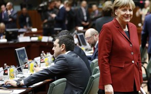 Tsipras e Merkel reúnem-se com tensão em níveis máximos