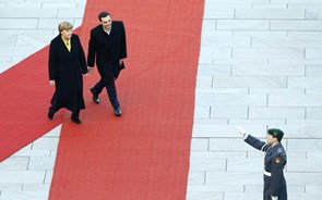 Tsipras para Merkel: 'Também querem Creta? O Partenon? Talvez toda a Acrópole, não?'