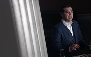 Tsipras não refere reformas e ataca oposição no discurso no Parlamento grego