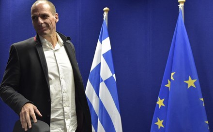 Varoufakis propõe 'Plano Merkel' e admite adiar promessas eleitorais