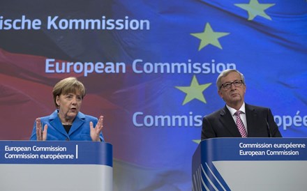 Juncker e Merkel consideram prematuro falar de terceiro resgate à Grécia