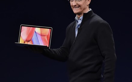 Apple apresenta novo MacBook 24% mais fino