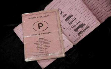 Deputados do PS sugerem alertas para validade das cartas de condução