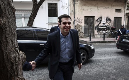 Bolsa grega soma 4,5% depois de Tsipras remodelar equipa que negoceia com a troika