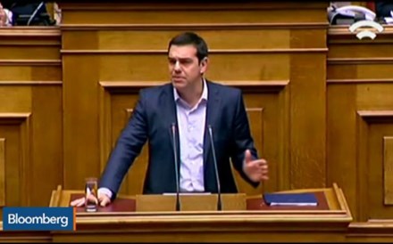 Tsipras procura apoio no Parlamento grego