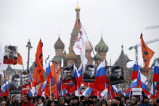 Milhares de russos marcham em Moscovo para homenagear Boris Nemtsov