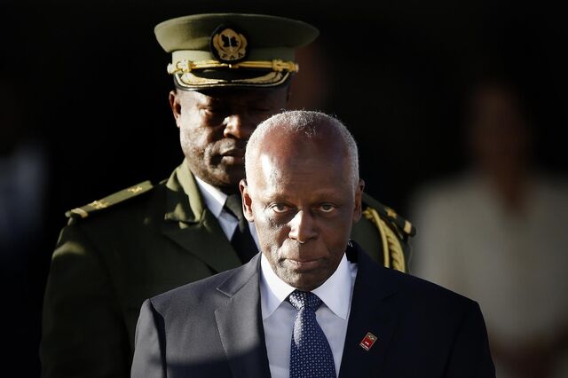 Eduardo dos Santos vai ficar um mês em Angola. Veja a chegada do ex-Presidente angolano