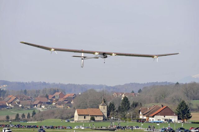 Avião solar completa volta ao mundo sem usar combustível