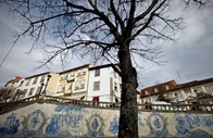 Painel de Azulejos: Um painel de tintas azuladas, fabricado em Gaia, enquadra a Praça do Rossio, onde se encontra a Câmara Municipal de Viseu. 'Joaquim Lopes (1886 - 1956) soube captar neste friso azulejar a vivência própria da cidade e das suas gentes num tempo em que se vivia gostosamente', lê-se na descrição do painel no 'site' da autarquia.