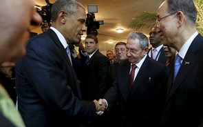 Obama e Raúl Castro dão aperto de mão histórico